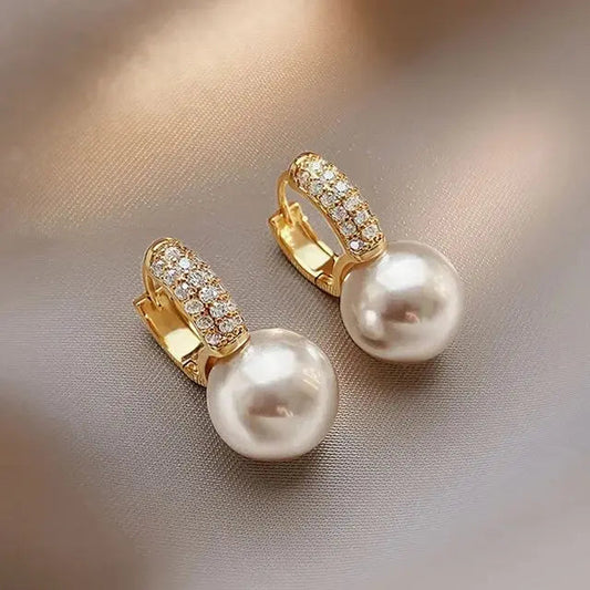 Pendientes de perlas elegantes con circonitas brillantes y diseño elegante