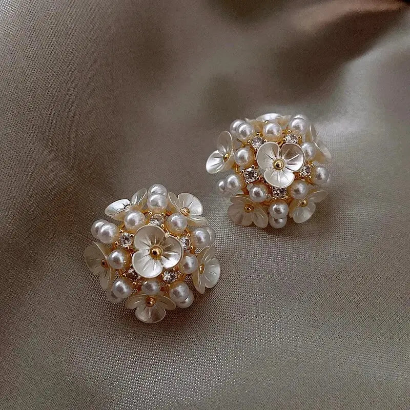 Elegantes pendientes de perlas florales con detalles de diamantes de imitación