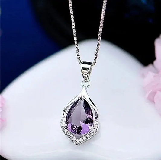 Elegante collar con colgante en forma de lágrima de amatista morada y circonitas