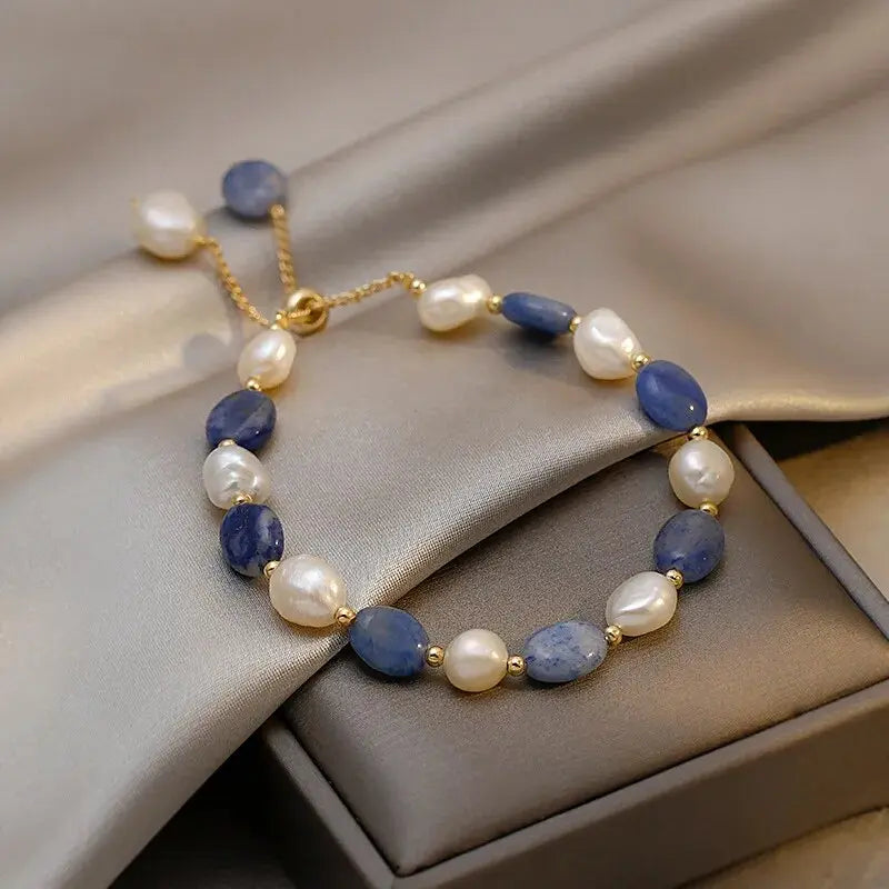 Elegante pulsera con perlas de agua dulce y piedras preciosas de sodalita
