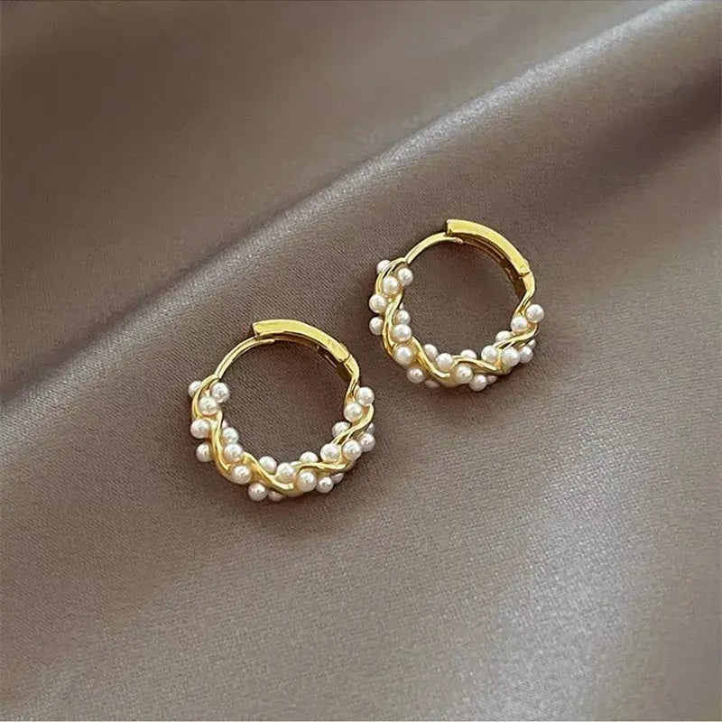 Pendientes curvos con elegantes detalles de perlas