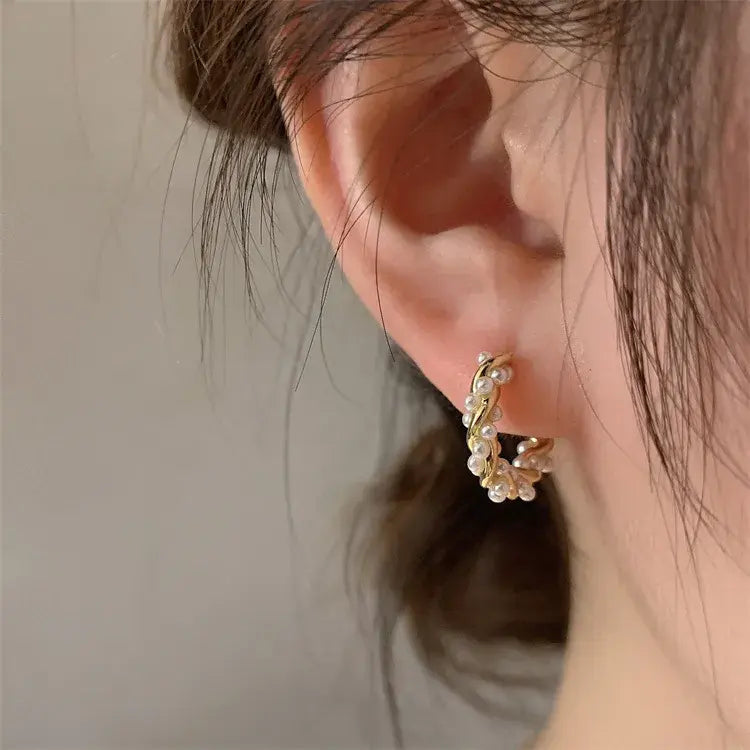 Pendientes curvos con elegantes detalles de perlas