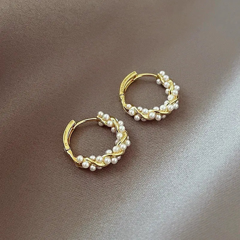 Pendientes curvos con elegantes detalles de perlas