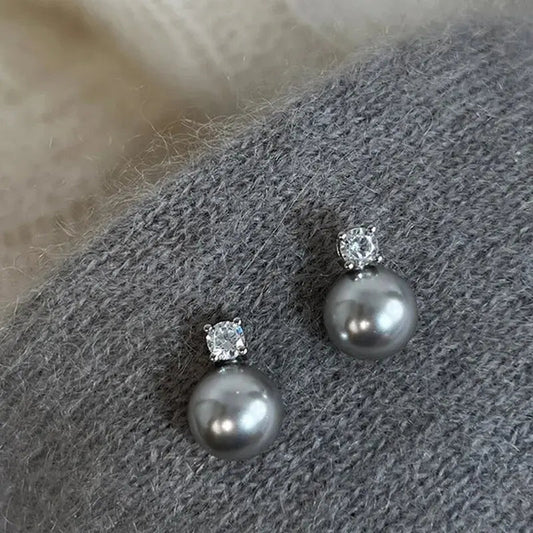 Pendientes elegantes con perlas de color antracita y circonitas