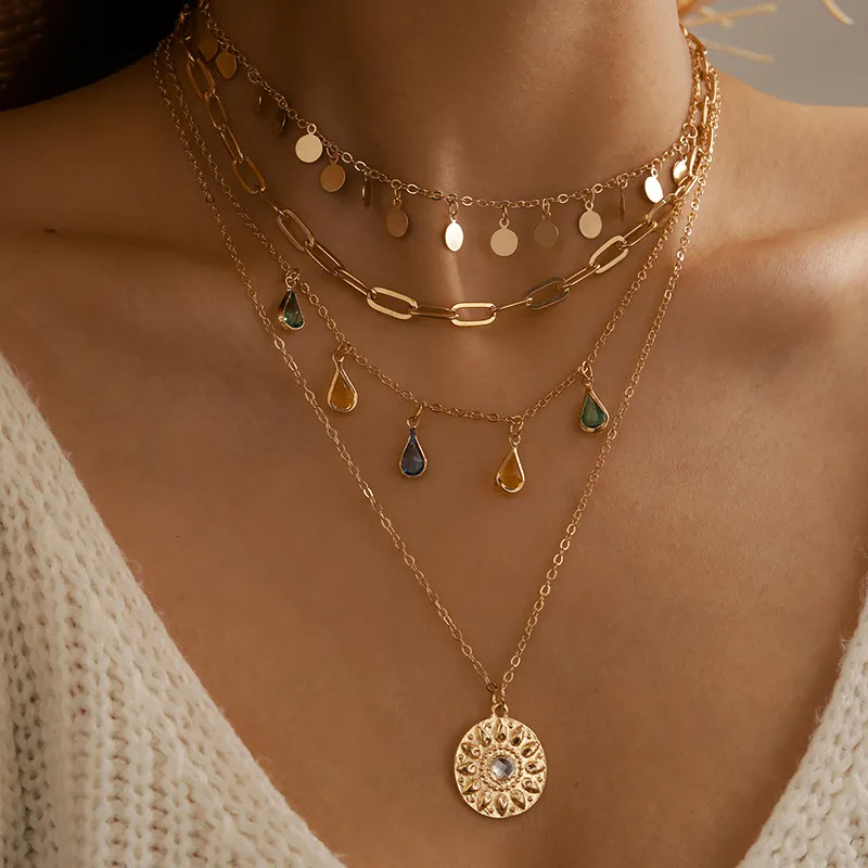 Collar de capas con placas, gotas de colores y medallón