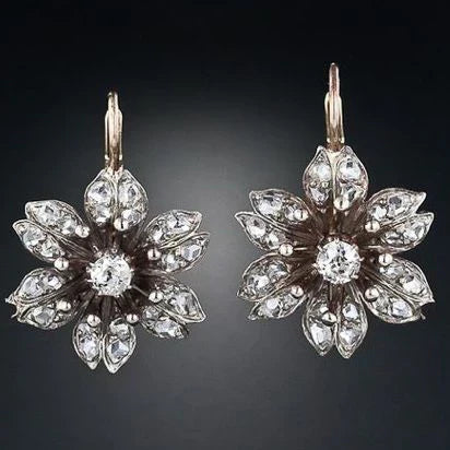 Pendientes florales brillantes con cristales en diseño vintage