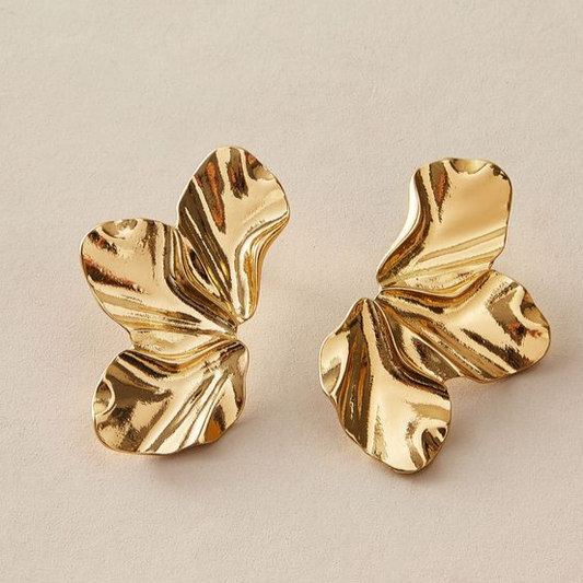 Pendientes de flores abstractas con un estilo llamativo y aspecto curvo