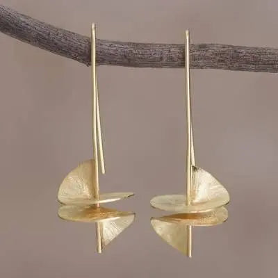 Pendientes elegantes con hojas flotantes en aspecto dorado