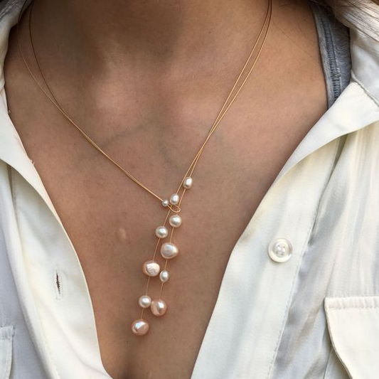 Elegante collar llamativo con perlas de agua dulce colgantes asimétricamente