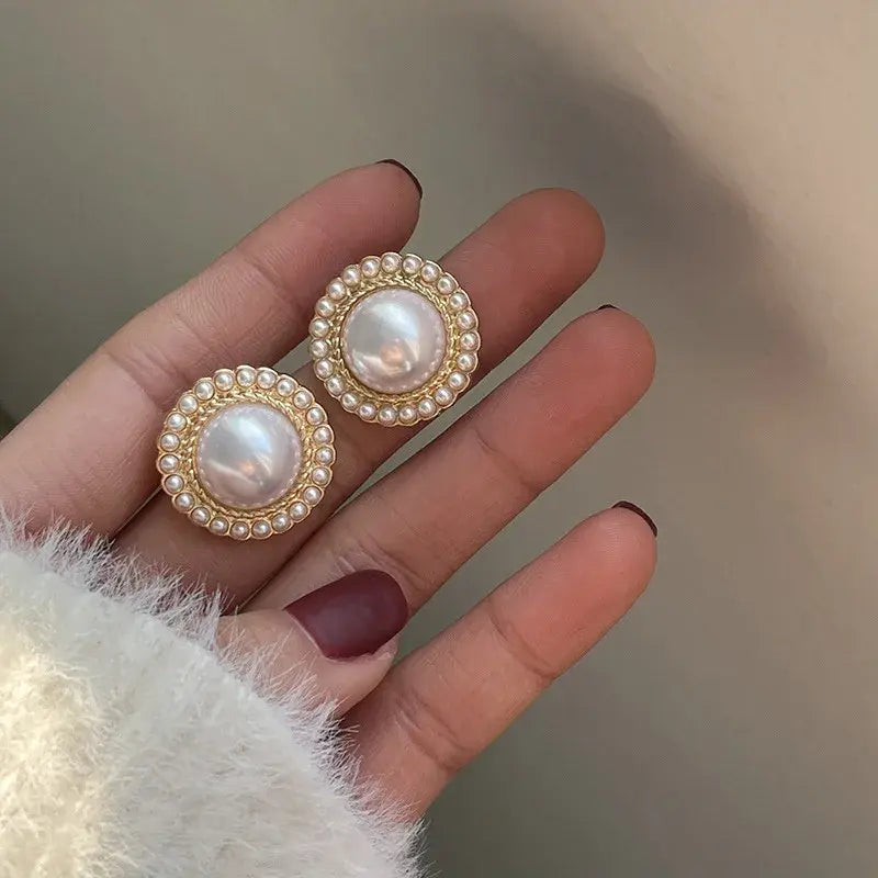 Pendientes elegantes con corona de perlas y perla central