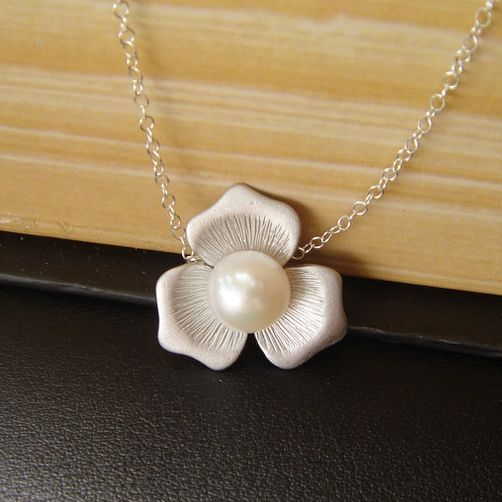 Elegante collar de flores con perla blanca de agua dulce y acabado mate