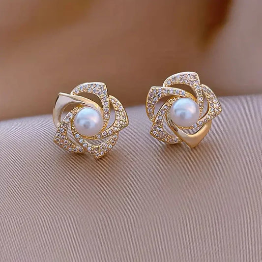 Elegantes pendientes en espiral de perlas con detalles de circonitas brillantes para mujer