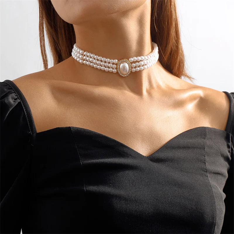 Elegante gargantilla de tres hileras de perlas con colgante ovalado de strass