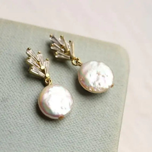 Pendientes elegantes con perlas barrocas y cristales de circonita colgando