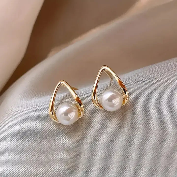 Elegantes pendientes geométricos con perlas en forma de triángulo