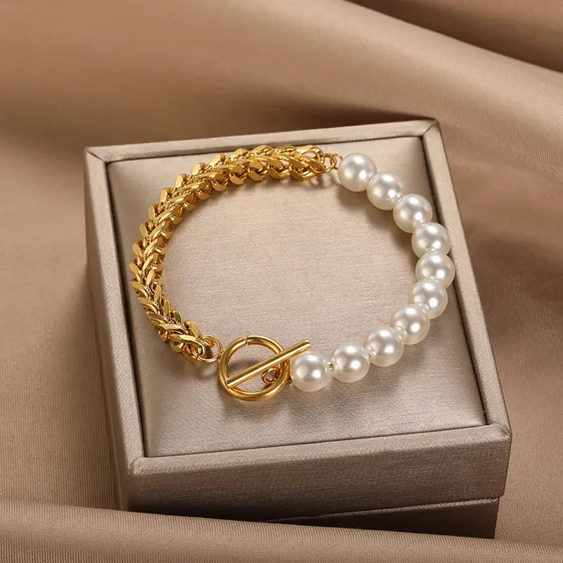 Elegante pulsera con perlas brillantes y cadena de eslabones trenzados
