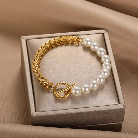 Elegante pulsera con perlas brillantes y cadena de eslabones trenzados