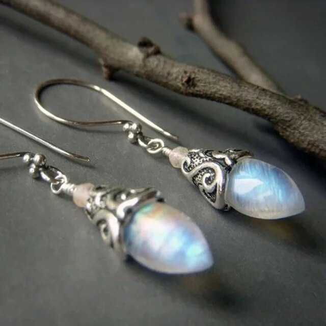 Pendientes de gota de agua de piedra lunar con adornos de filigrana