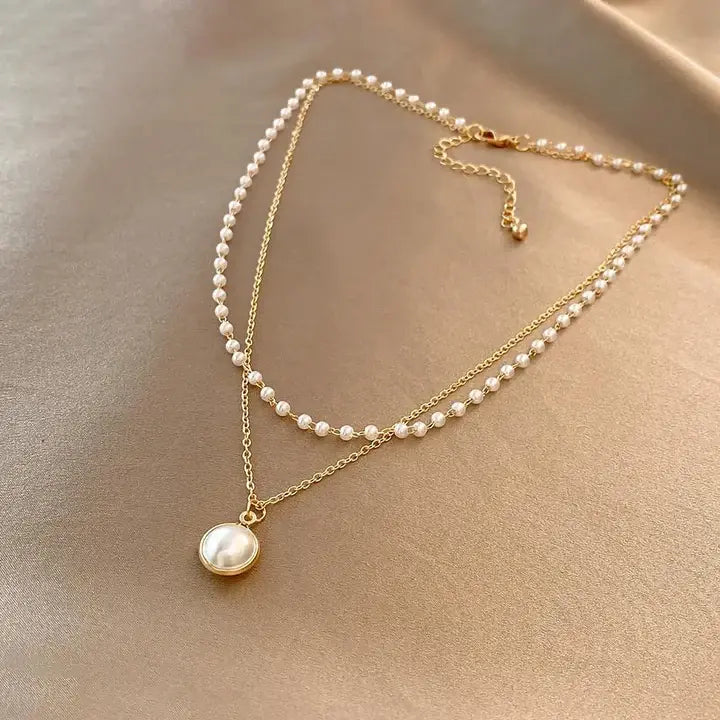 Collar de perlas de doble hilera con colgante para un look elegante