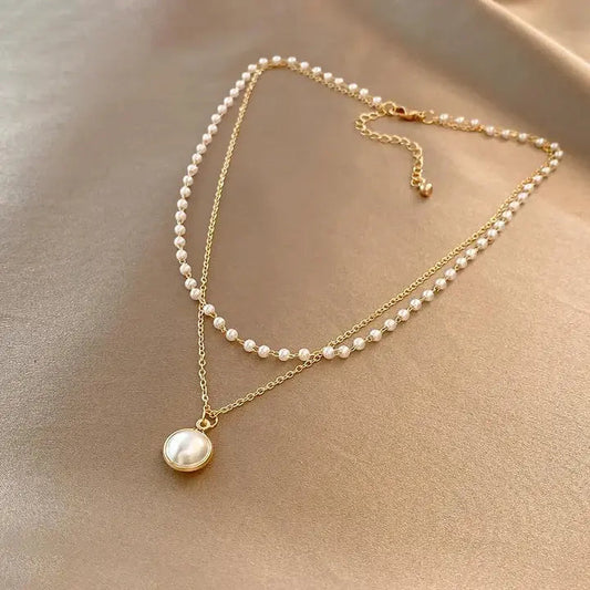 Collar de perlas de doble hilera con colgante para un look elegante