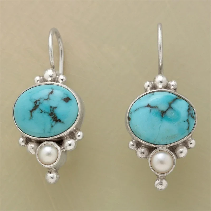 Pendientes estilo vintage de turquesas y perlas con delicados adornos