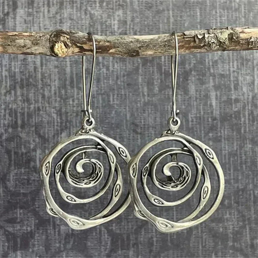 Preciosos pendientes en espiral con diseño de laberinto