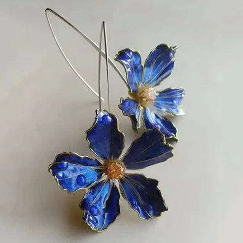 Pendientes elegantes de flores azules con perlas decorativas