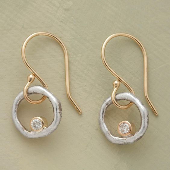 Pendientes rústicos con diamantes en una mezcla de metales mate y brillante