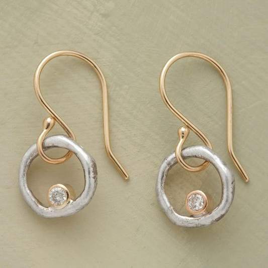 Pendientes rústicos con diamantes en una mezcla de metales mate y brillante