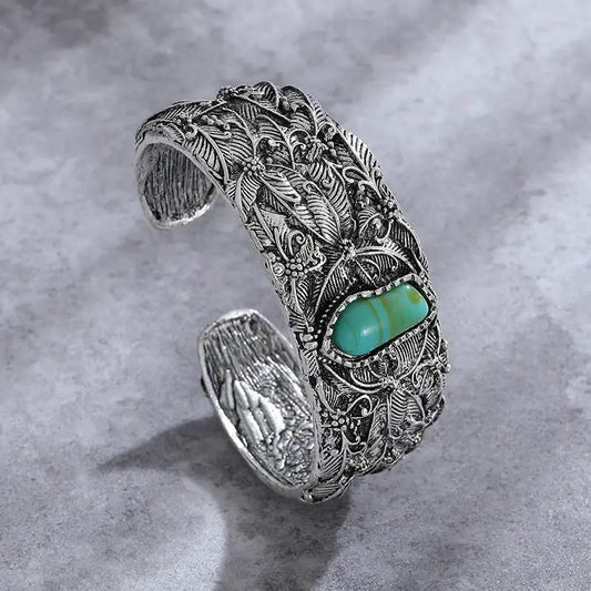 Brazalete vintage en color turquesa con grabado detallado de follaje y corte abierto