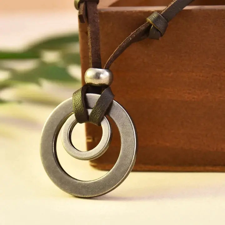 Collar de cuero vintage para hombre con colgante de doble aro