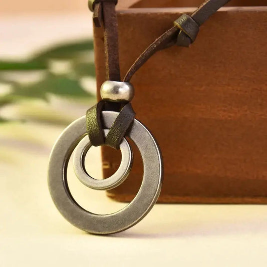 Collar de cuero vintage para hombre con colgante de doble aro
