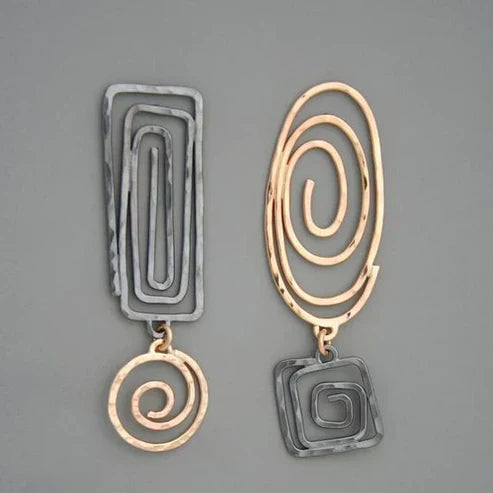 Pendientes en espiral geométricos modernos de dos tonos con acabado martillado