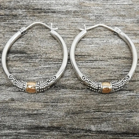 Pendientes de aro grabados con diseño antiguo y detalle en contraste