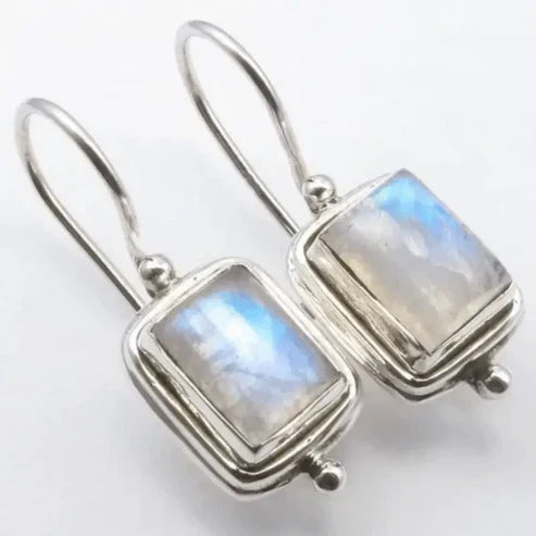 Pendientes elegantes con brillantes colgantes rectangulares de piedra lunar
