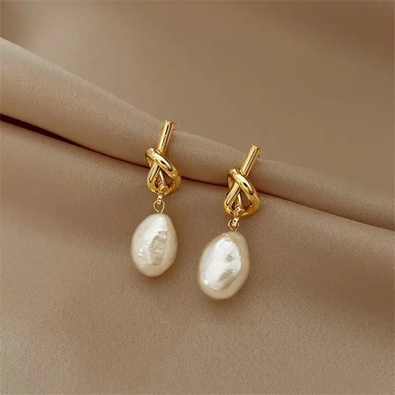 Pendientes elegantes con nudo y perlas blancas de agua dulce