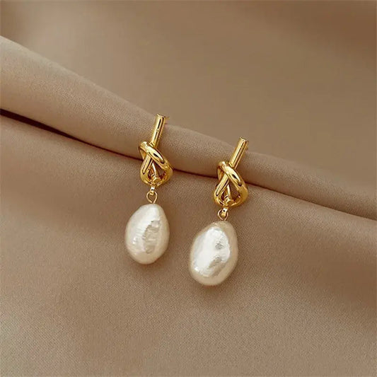 Pendientes elegantes con nudo y perlas blancas de agua dulce
