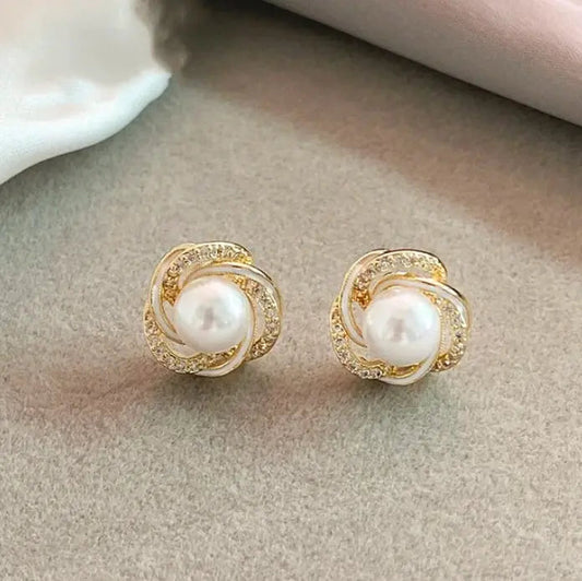 Elegantes pendientes de perlas con pedrería en diseño floral en espiral
