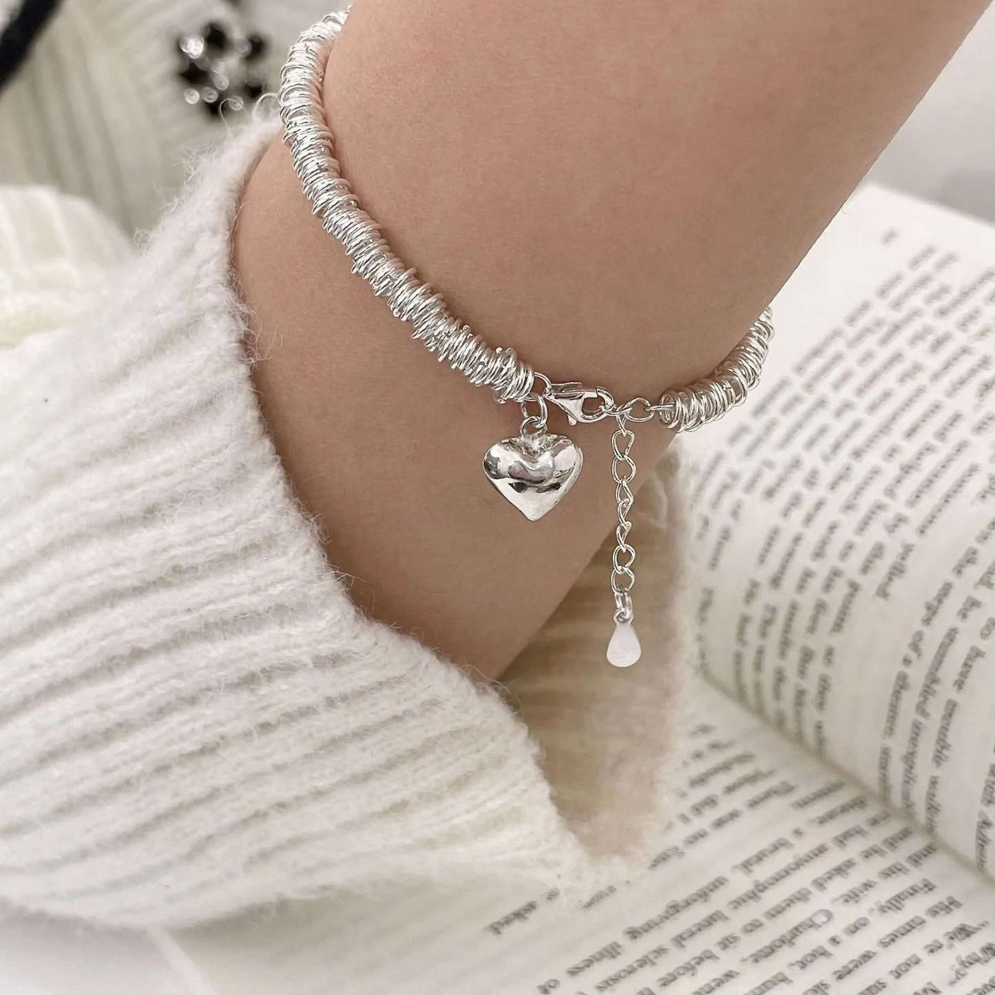 Elegante pulsera con collar de corazón y diseño resort en espiral