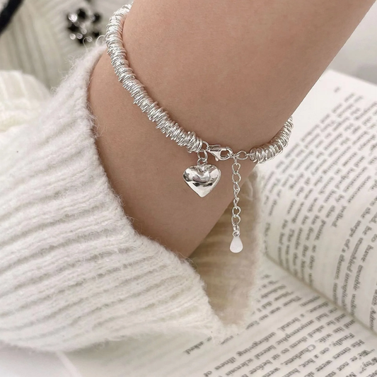 Elegante pulsera con collar de corazón y diseño resort en espiral