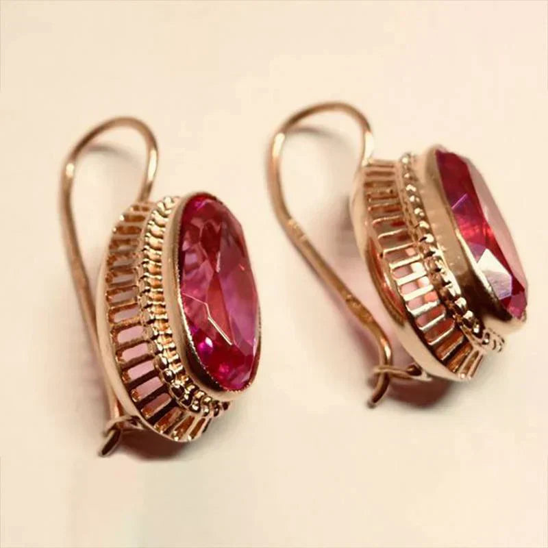 Pendientes elegantes de color rosa con piedras brillantes