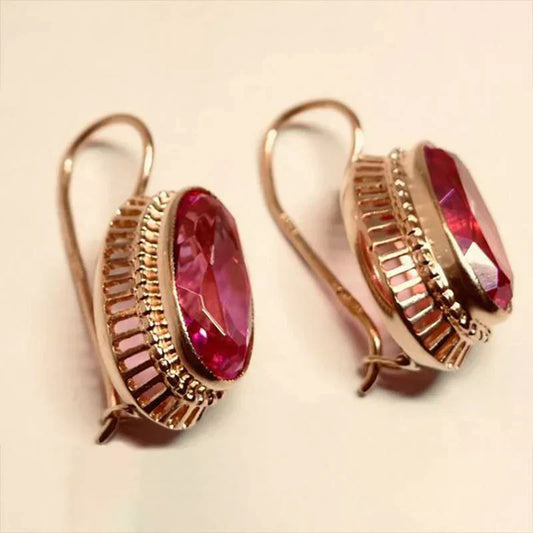 Pendientes elegantes de color rosa con piedras brillantes