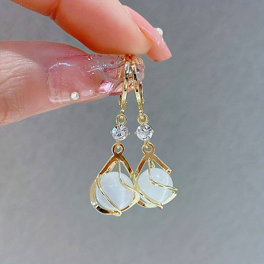 Elegantes pendientes de ópalo reluciente con detalles de circonitas brillantes