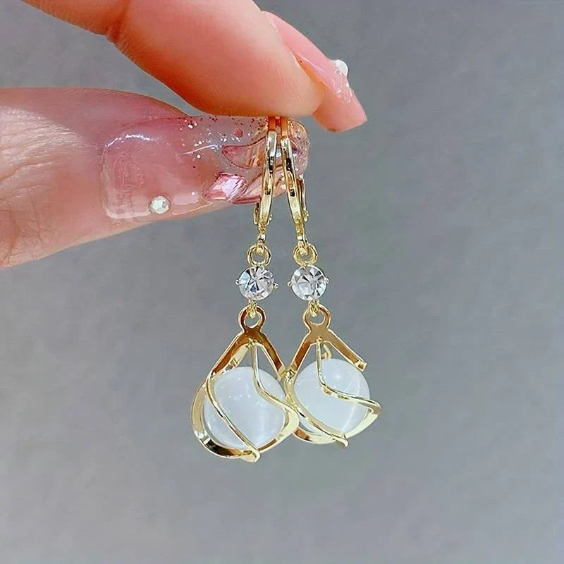 Pendientes colgantes elegantes con circonitas y cabujones