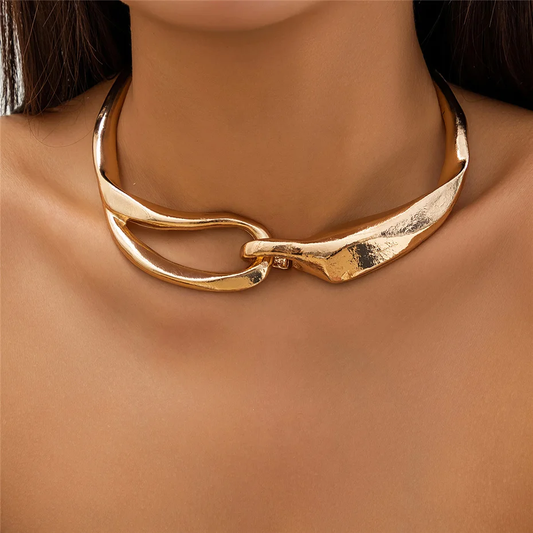 Collar llamativo con glamuroso diseño de cadena abstracto