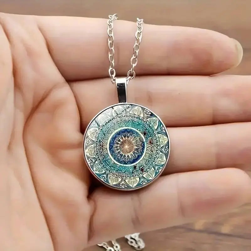 Collar con medallón de mandala de flores con patrones ornamentados