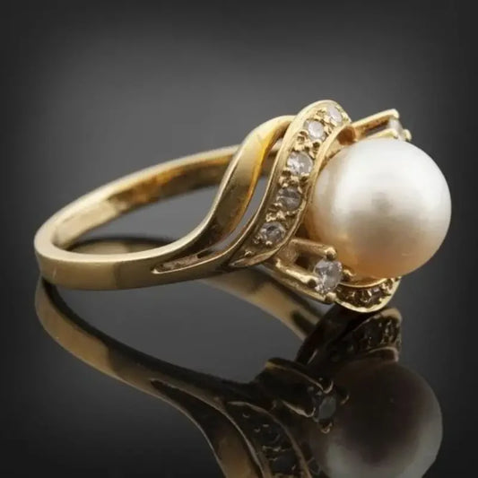 Anillo vintage con una perla dorada en el centro