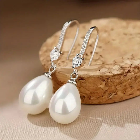 Pendientes elegantes de perlas con circonitas brillantes