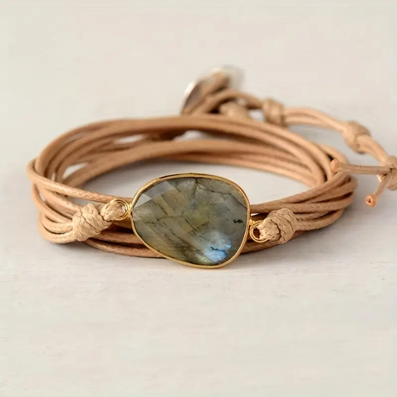 Pulsera cruzada bohemia con labradorita facetada y banda símil cuero