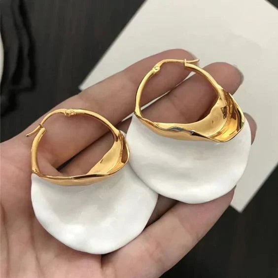 Pendientes de aro curvos con aspecto dorado y disco blanco mate